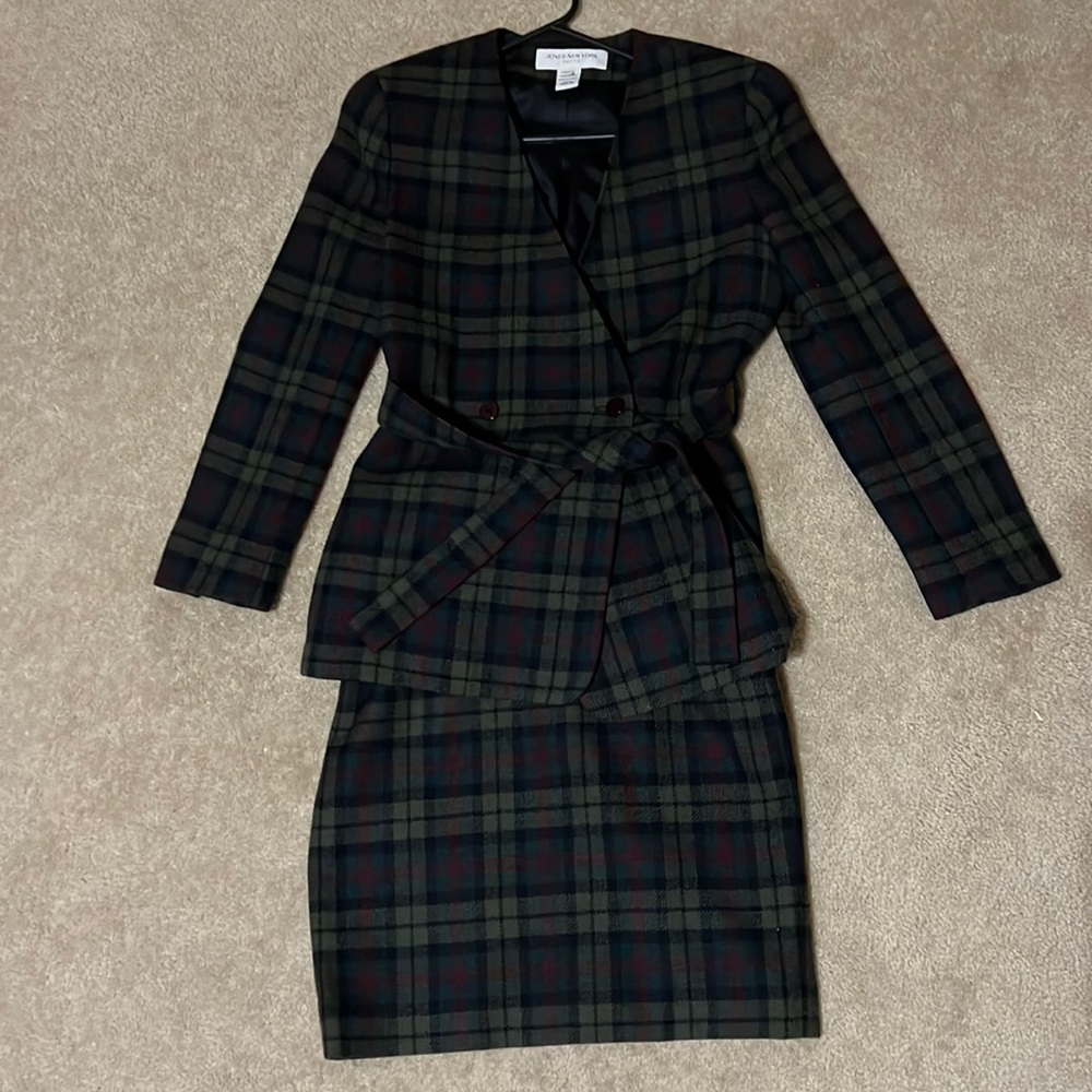 Jones New York size 2P Women’s suit